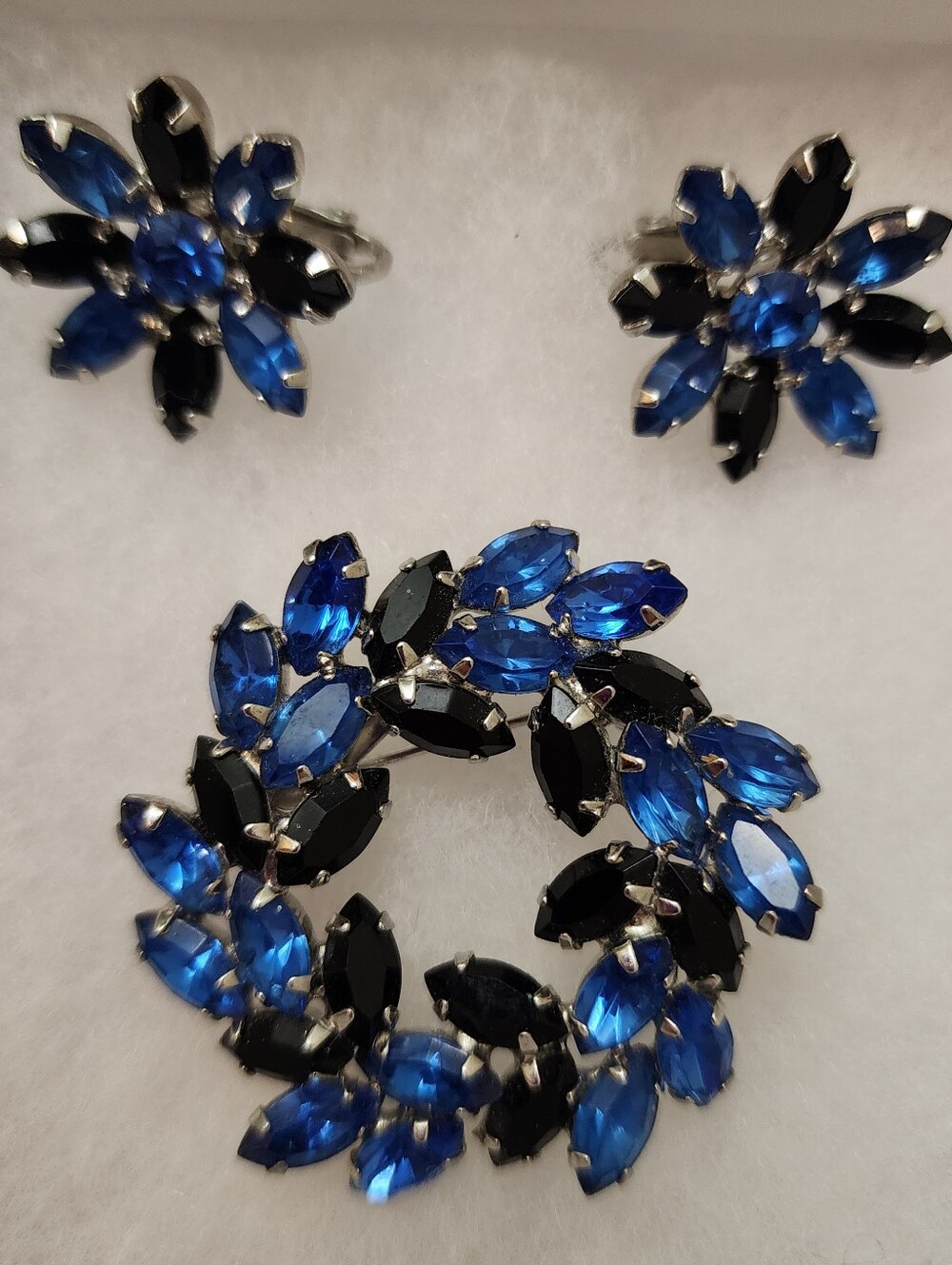 Vintage Jewelry Rhinestone Wreath Brooch /Clip Floral Earring Blue/Black 1958-63